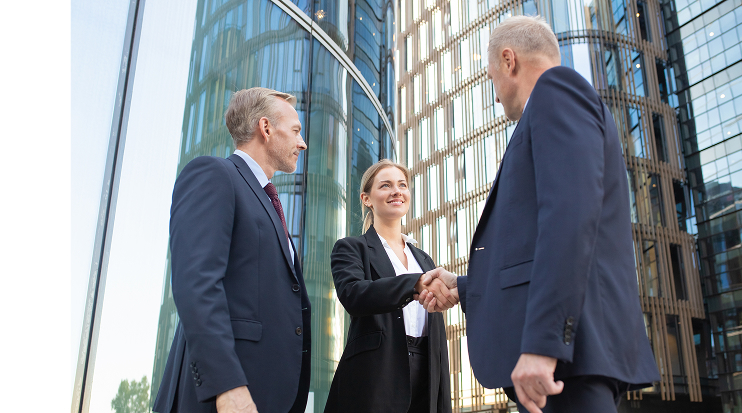 Партнеры возле офисного здания